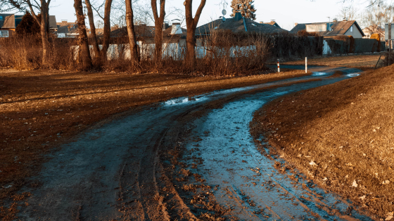 modder op de weg