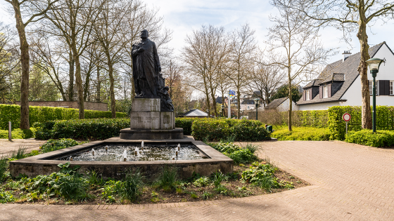 standbeeld Peter Benoit